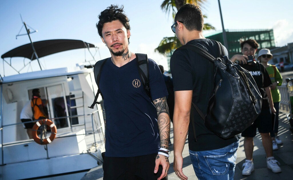 国足郑智穿西装照片,艾克森晒与郑智张琳芃合影