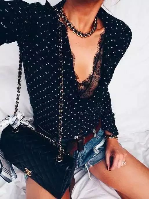 她们不是没穿内衣，而是会穿内衣