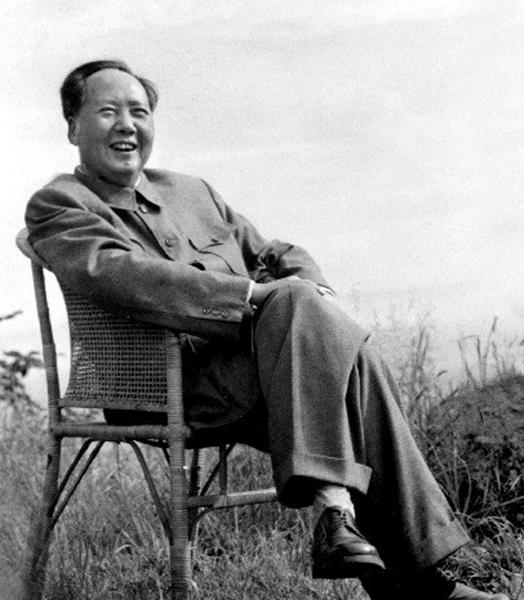 1934年，一个浑身恶臭的乞丐来到瑞金，趴在地上喊：我要找周恩来