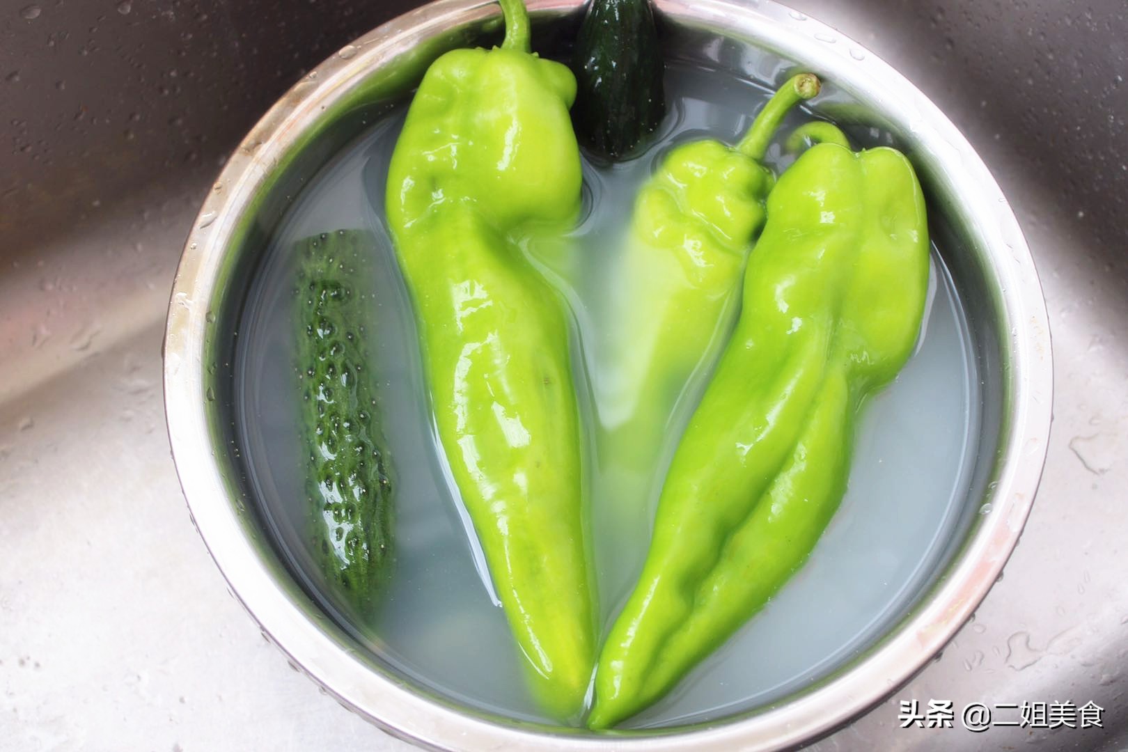 淘米水洗水果蔬菜去农残视频,清洗蔬菜残留消毒水