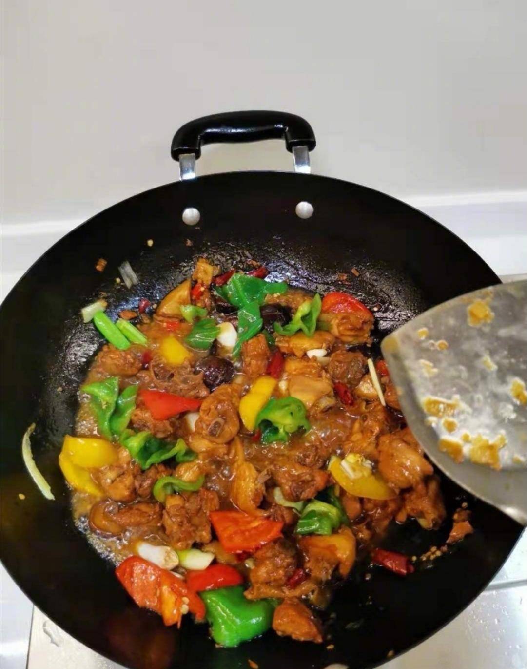 何炅蛋糕，鹿晗油条，宋茜面条，明星们宅家美食大赏？