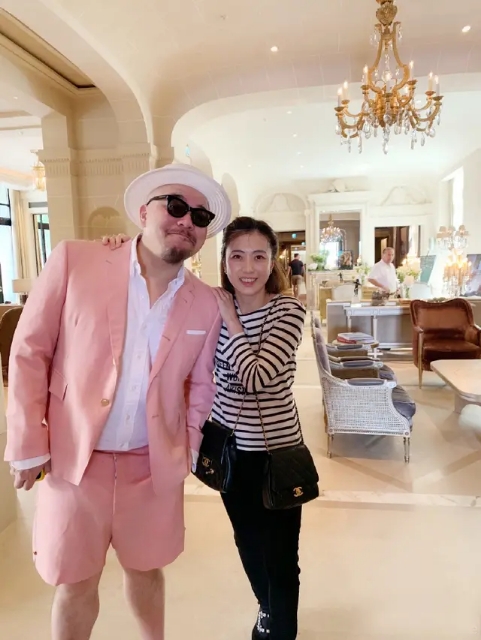 43岁甘比和60岁何超琼同框,何超琼甘比成龙