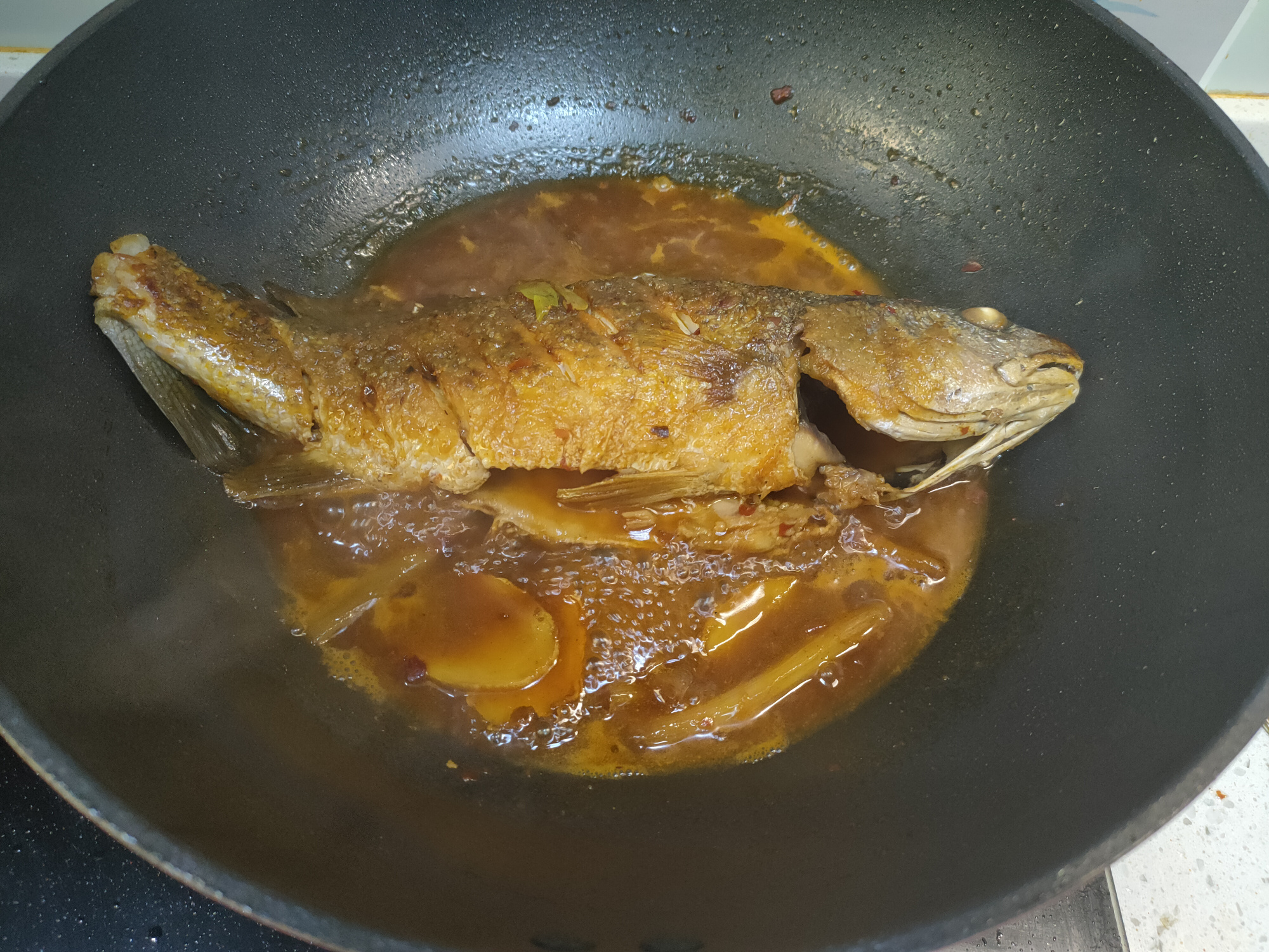 家常红烧鱼这样做不破皮鲜香无敌,不用油煎如何做出有劲道的红烧鱼