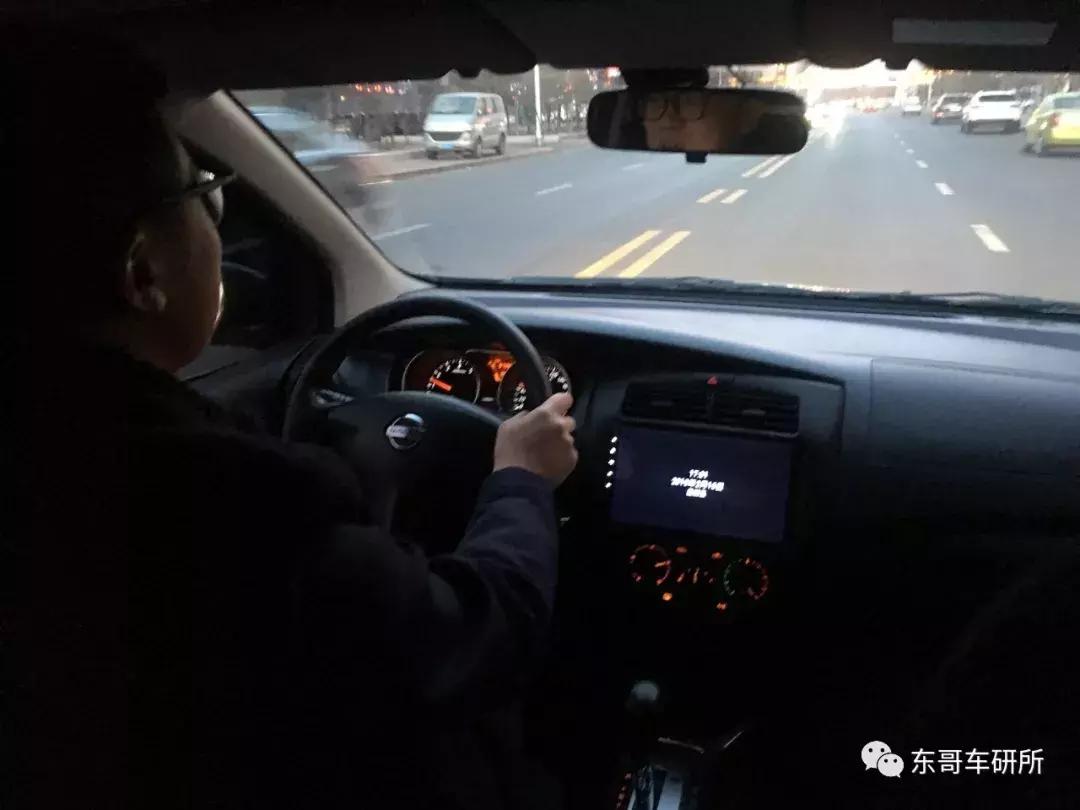 尼桑骊威满载拉货,日产骊威二手车拉人拉货两不误