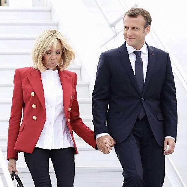 布丽吉特穿着一身黑色,布丽吉特一身浅蓝色的套装出镜