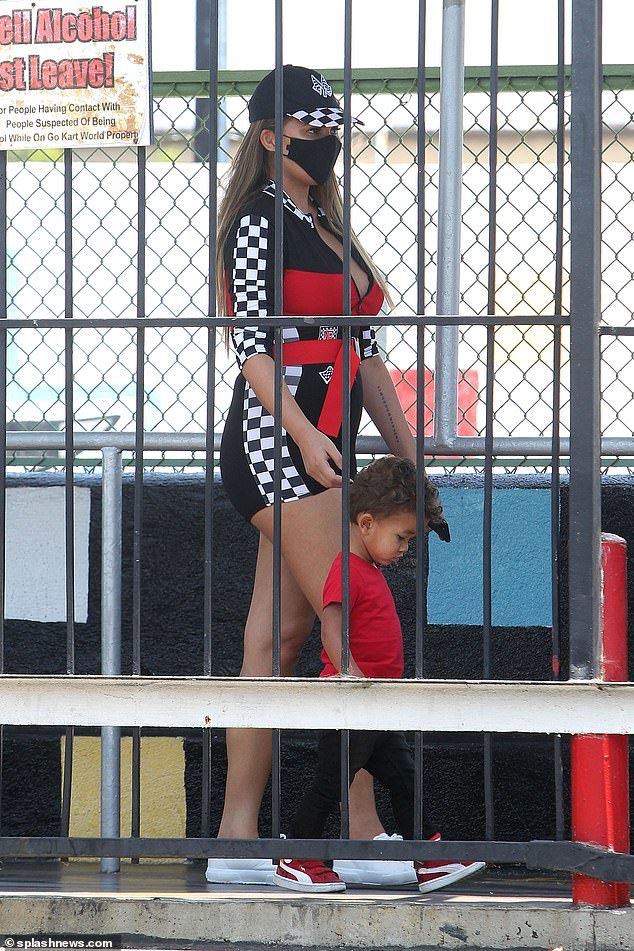 超模“传奇嫂”摘假体后首露面，穿赛车服超自信，腰粗肚圆似怀孕