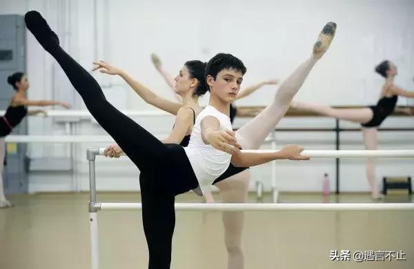 乔治小王子被嘲笑,乔治小王子跳舞