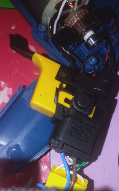 晶思达手电钻开关总成内部构造,插电款带冲击的手电钻