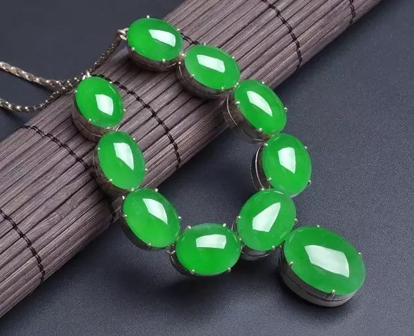 龙石种翡翠就是玻璃种吗,龙石种翡翠与帝王绿翡翠哪种贵