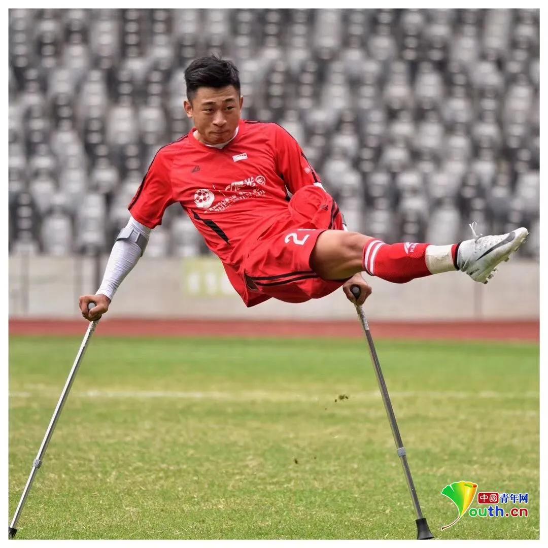 没有双脚足球倒钩,独腿球王何忆义倒钩