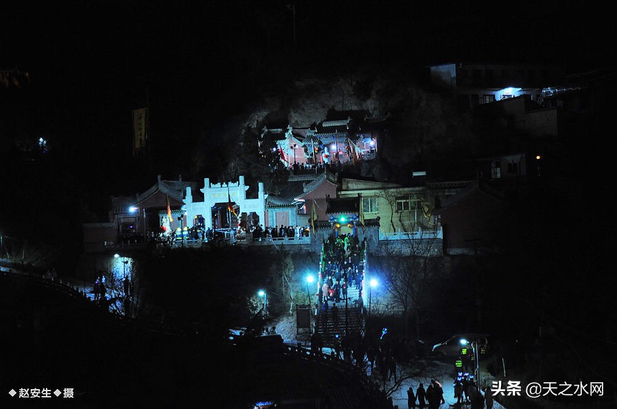 甘肃天水数万民众“上九朝观”祈福纳祥争烧头柱香！（组图）