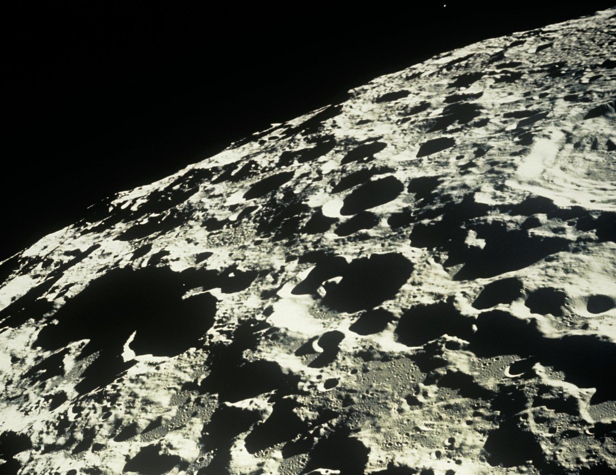 月球背面为何出现巨大金属,月球上有哪些稀有金属