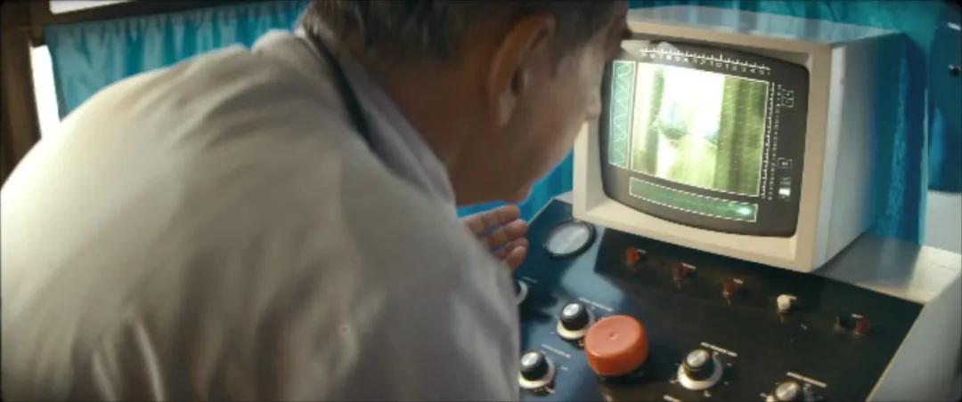 《文胸奇缘》：火车司机拿着文胸到处寻找失主，这影片太不正经了