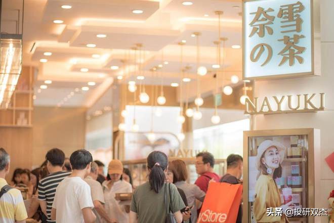 一年亏2亿，打死别开奶茶店？