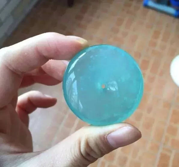 天青冻蓝冰在岫玉里是什么品质的,高端湖蓝色天青冻岫玉值钱吗