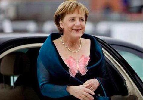 一套西装闯政界的德国总理，曾被嘲“灰老鼠”，低胸礼服惊艳全场