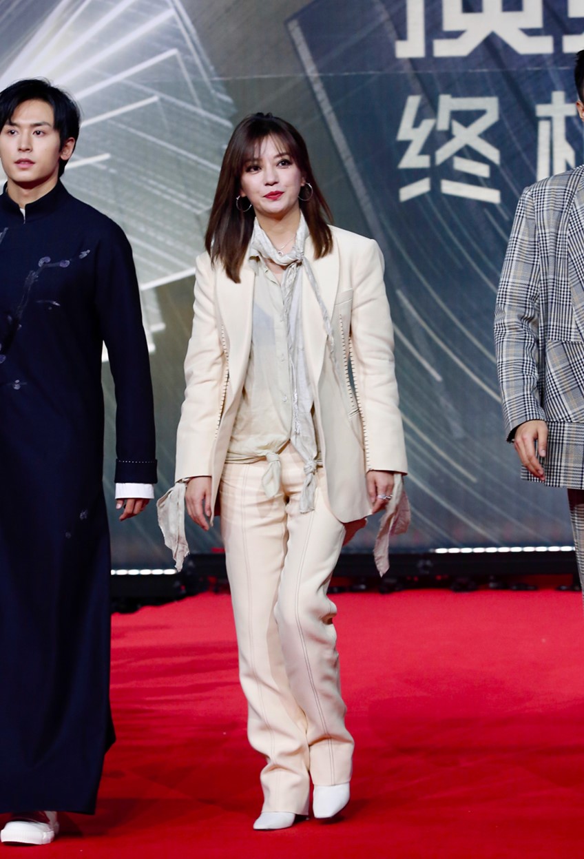 “小燕子”赵薇也老了，穿白西装很干练，可生图下肌肤松弛好憔悴