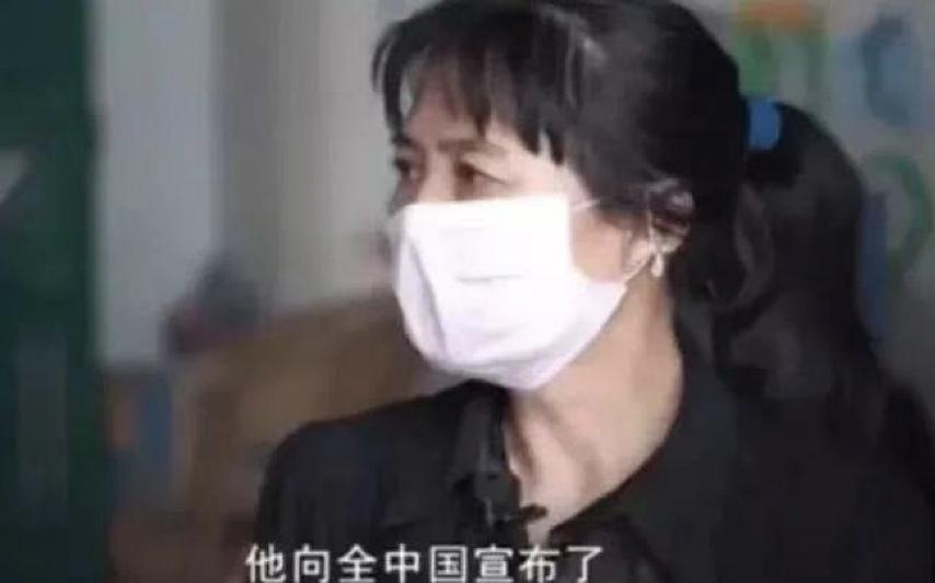 普通女性被采访,当女性被问到年龄的反应