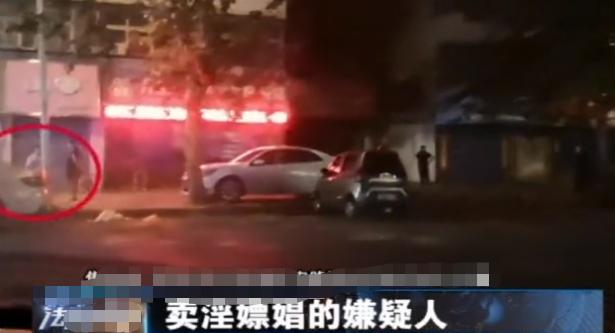 2名男子街头蹲点，屋内少女“辛勤”作业，殊不知已被警方瞄准！