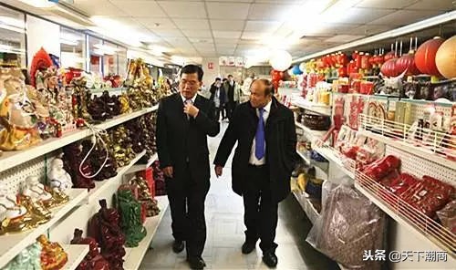 这位潮商艰巨创业，从杂货铺老板成为赫赫有名的“巴黎士多王”！