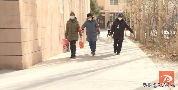 敦煌：抗击战“疫”*党**员干部变身“快递员”