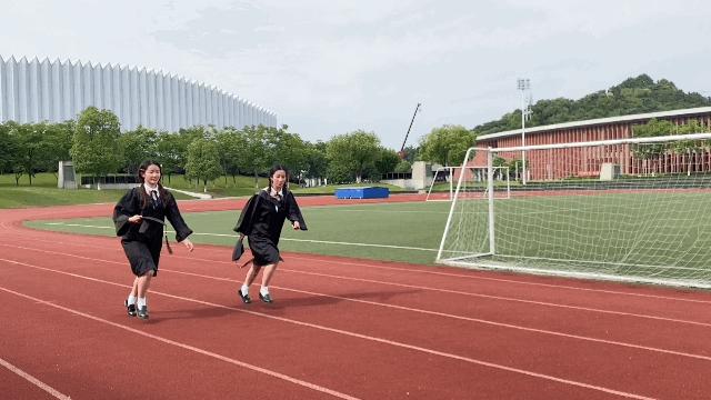 毕业照自己拍全身合成,毕业照自己拍怎么拍