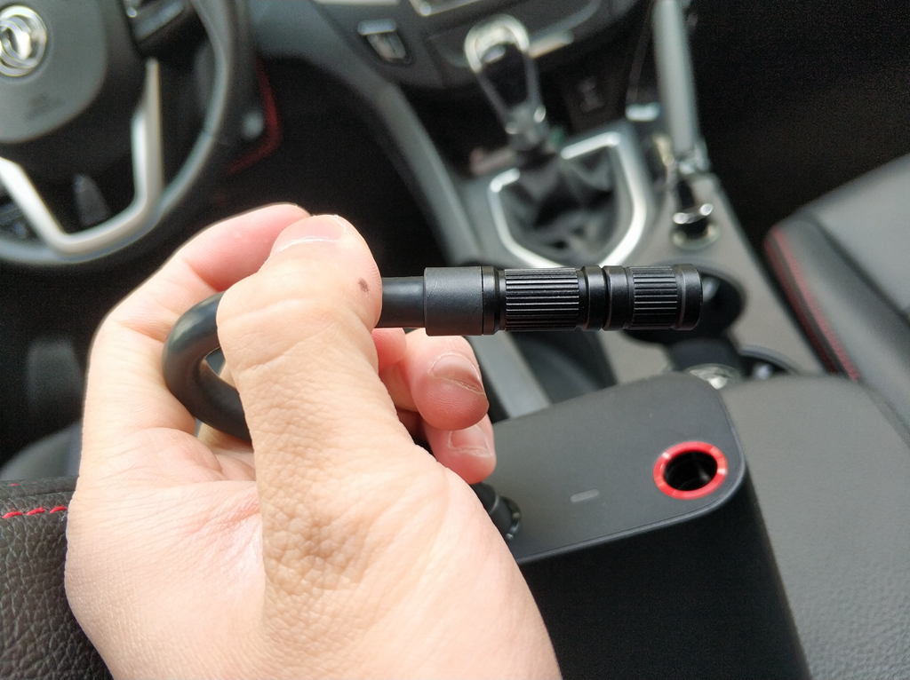 米家推出首款可以给汽车轮胎打气的设备，体积只有一个手机那么大