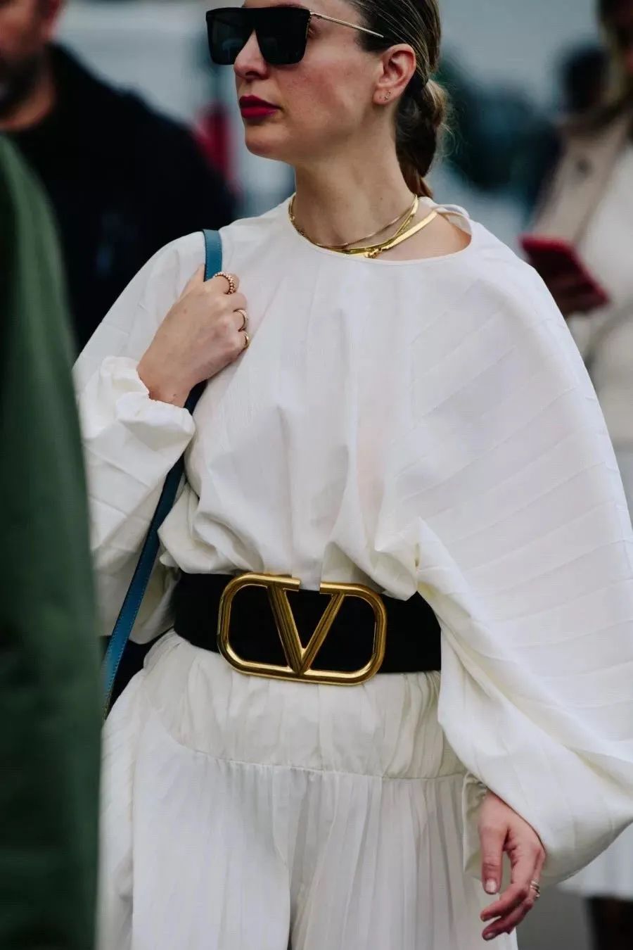 日常穿搭不可少具有质感腰带点缀,时髦精致女士两面穿时尚腰带