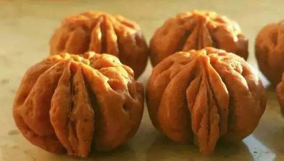 上坟辟邪手串戴哪个手,桃核辟邪的物件