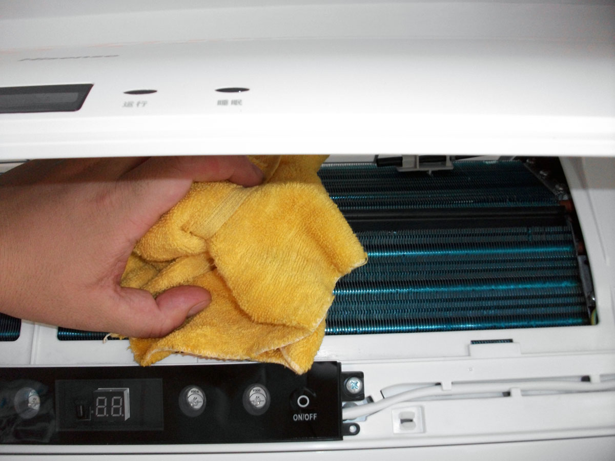 夏季空调清洗的正确方法,夏季空调师傅清洗的正确方法