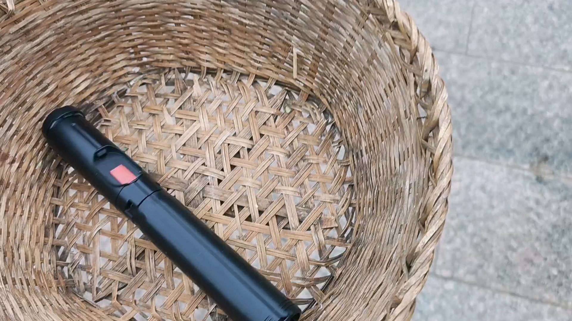 我一个人自媒体拍视频，就用自拍杆三脚架，实惠实用，分享给你