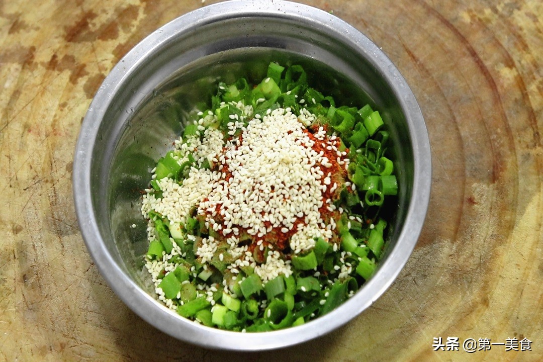 孜然羊肉用羊肉片还是羊肉卷好吃,煮熟的羊肉爆炒的做法孜然羊肉