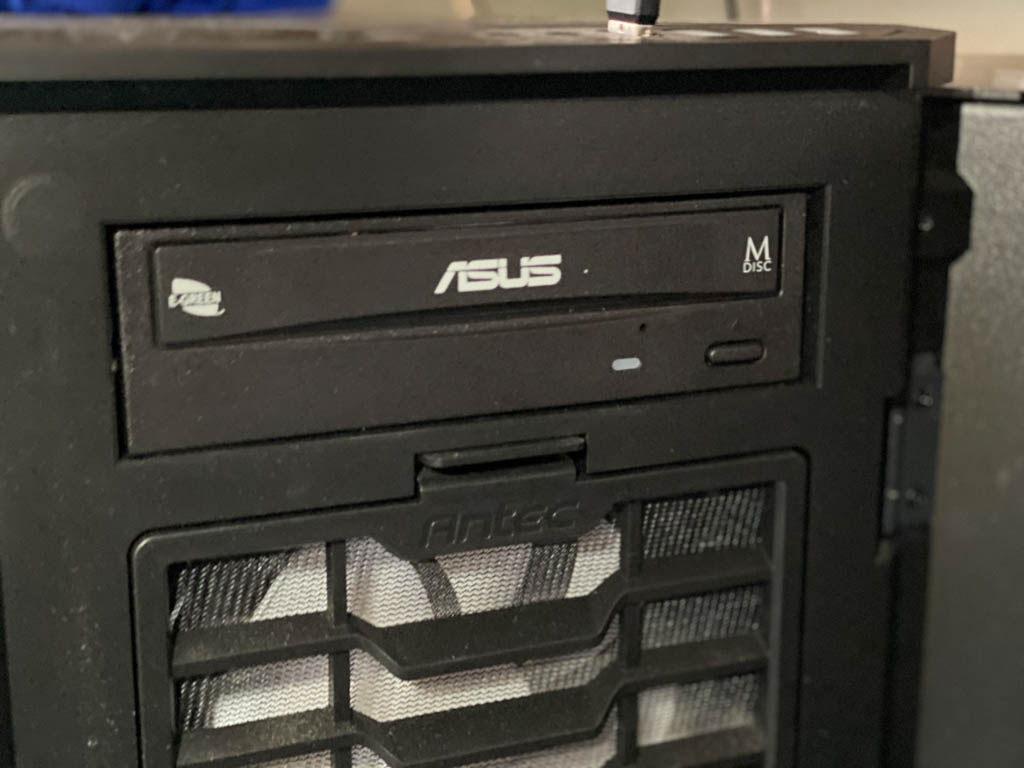 侧透机箱能装光驱,外置光驱在机箱外面放置的光驱