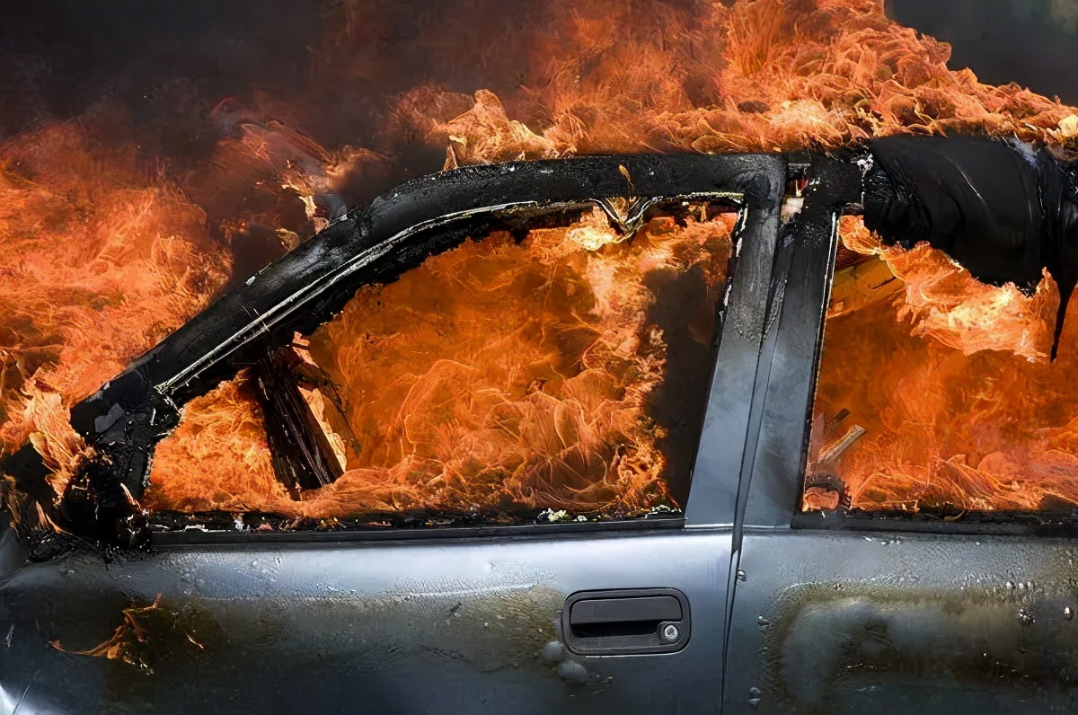 夏天车子自燃一定要注意安全,冬季是车辆自燃的高发期