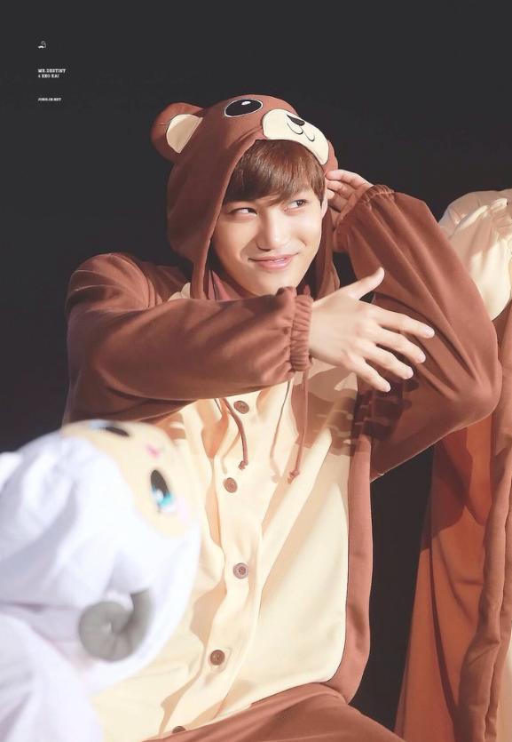 张艺兴让霓虹粉丝看抗日剧,张艺兴看金钟仁新歌