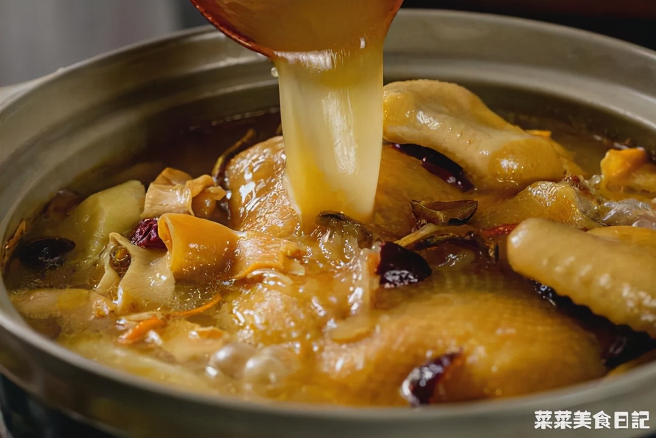 奶奶炖的鸡汤,老奶奶做的清炖鸡汤