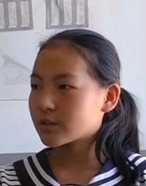 父亲离世母亲改嫁靠小姑摆地摊,父亲离家母亲智障