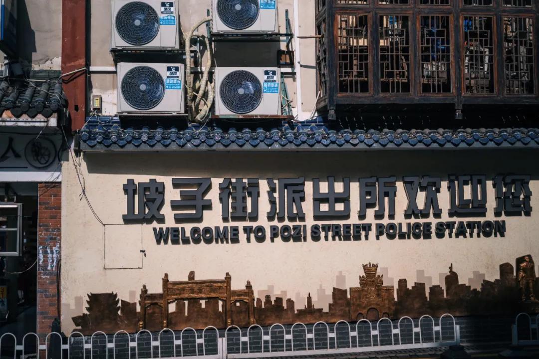 把繁华踩在脚下，将吃喝囊括周边。去长沙要住地标里