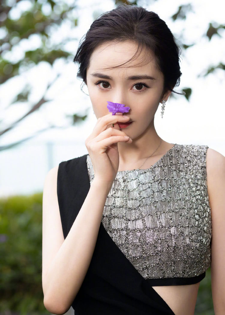 大幂幂穿全黑造型也很有小心机,大幂幂同款露脐装