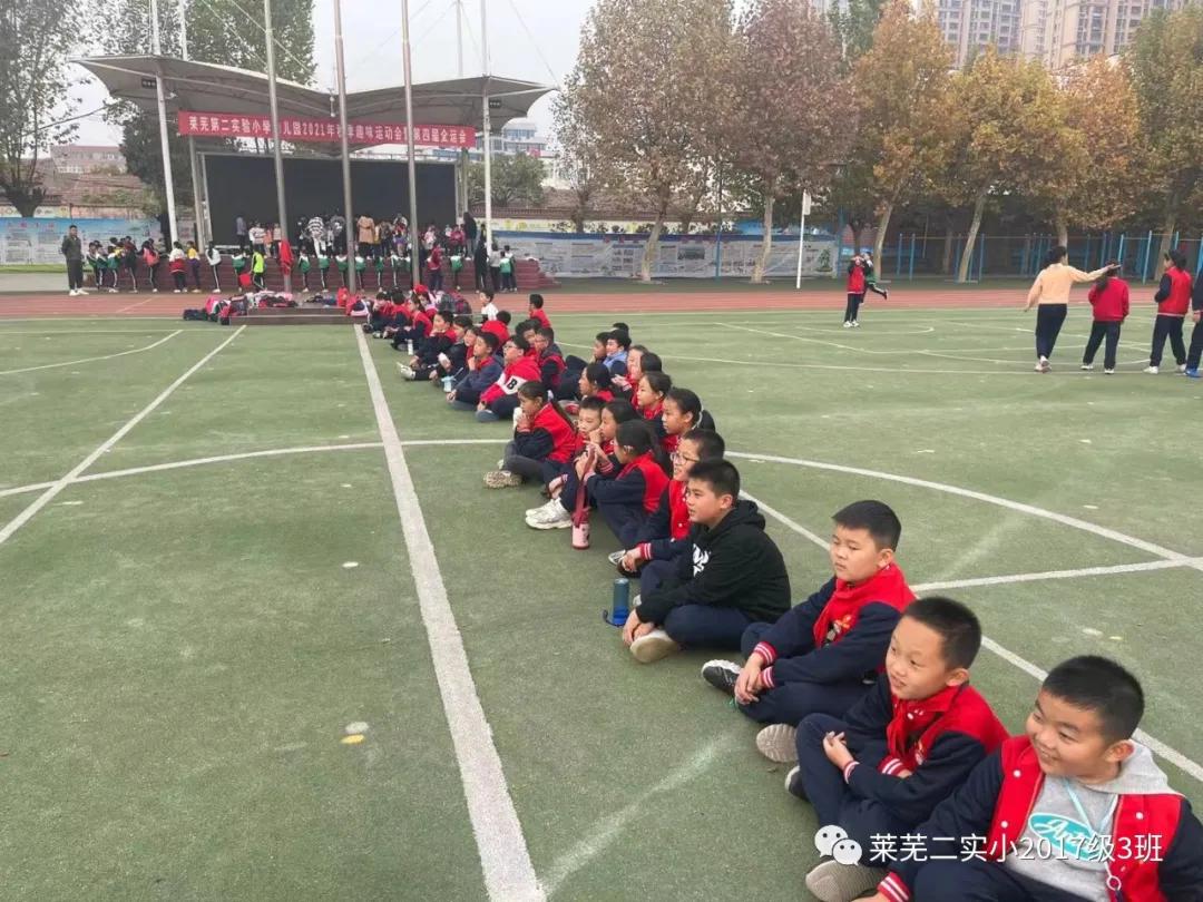 恭喜足球队获胜,庆祝足球队胜利