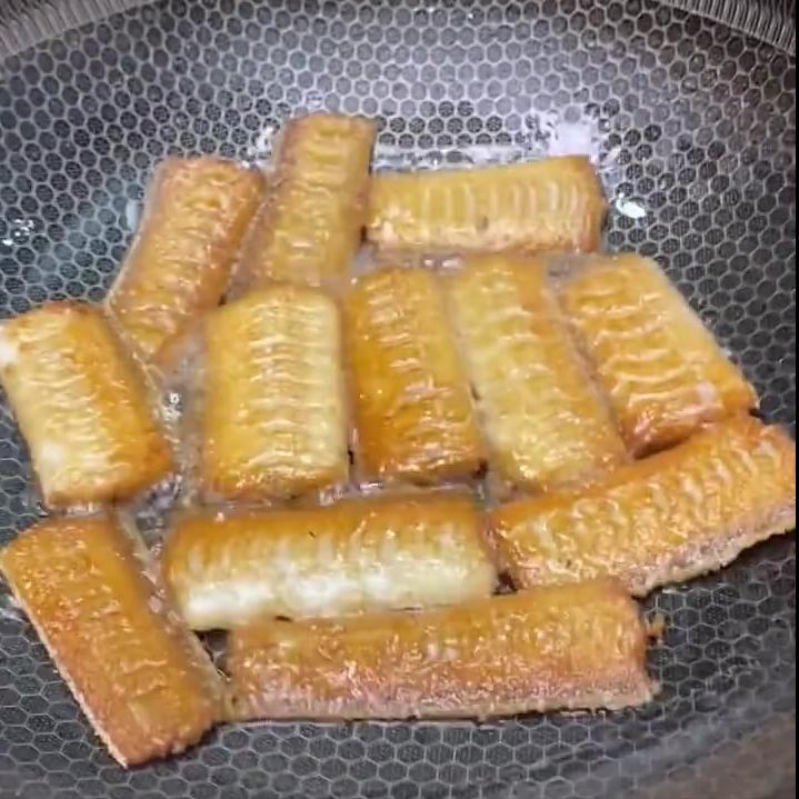 怎么煎鱼不粘锅不掉皮不会碎视频,煎鱼不粘锅不掉皮的小妙招是什么