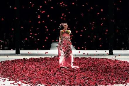 22岁出道28岁成YSL宠儿，意外逝世13年，她仍是资生堂的第一美人