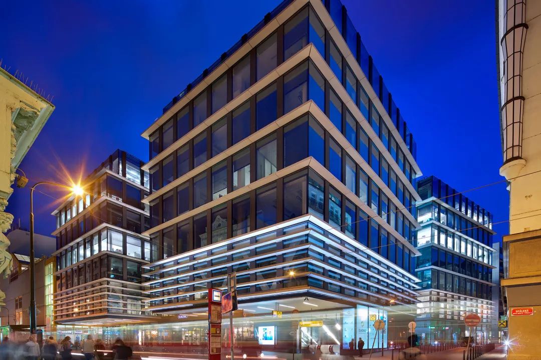 「钢·旅」疯狂布拉格：房子会跳舞、飞艇停屋顶…