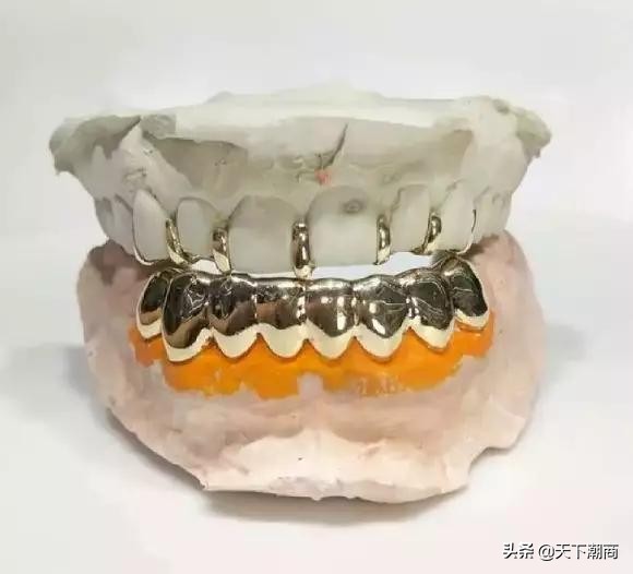 这位卖大金链潮籍大妈是继老干妈之后，又一个征服美国的女人