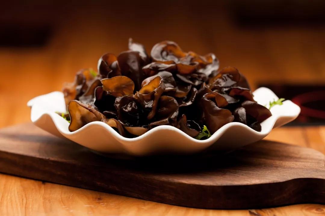 有毒的木耳吃多了会怎样,木耳吃多少会中毒