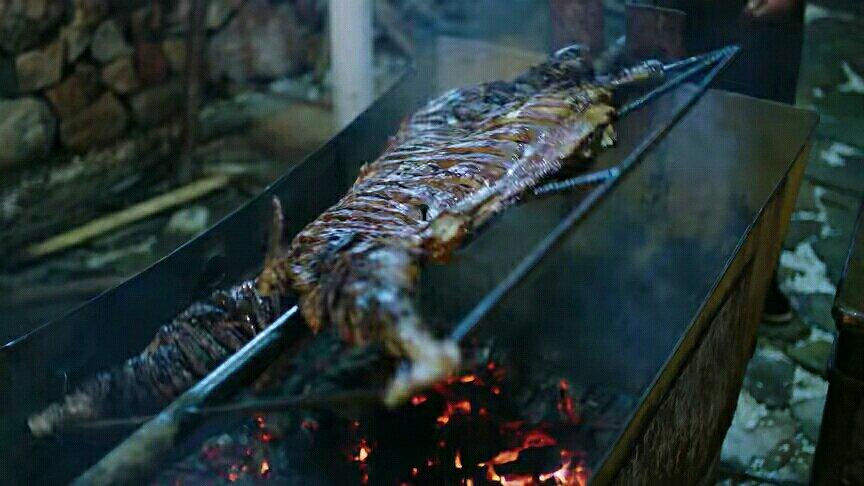 电视剧《最美的乡村》烤了一只老兵烤羊，你不知道承德烤羊有多香