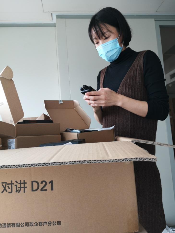 抗疫一线党旗扬牢记使命显担当,党旗飘扬亮底色抗疫一线显担当