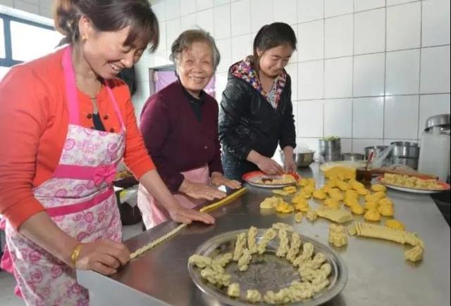 巴里坤：花馍锅盔黑走马，腰鼓声声响震天