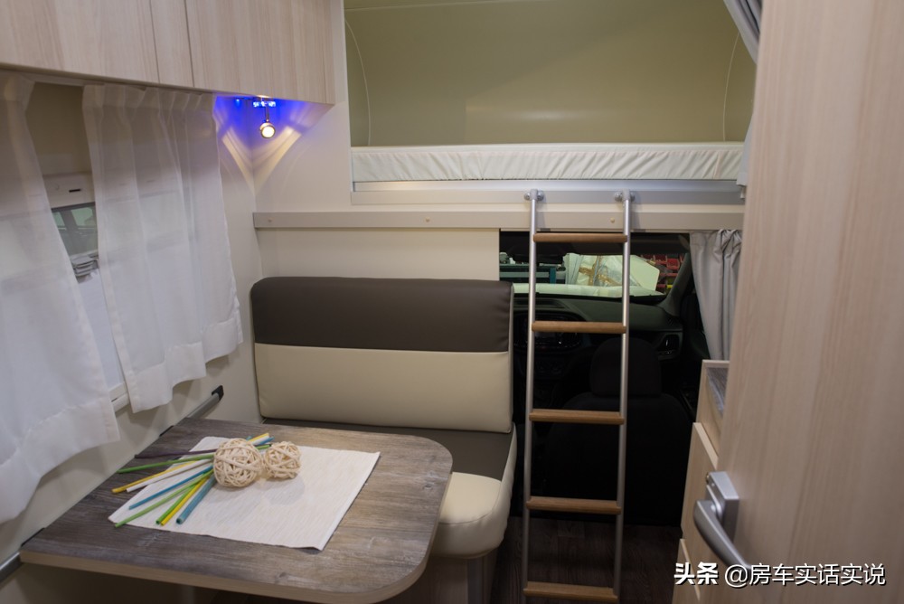 和一般常见的皮卡房车布局不同,dmax皮卡房车六座布局