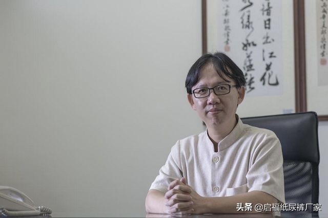 他亲自试穿带屎尿的尿片，整整5小时，双手束缚，被扔在角落